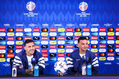 Leandro Paredes y Lionel Scaloni