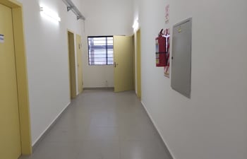 Ante la falta de presupuesto oficial para amoblar el recinto, el personal tomó una decisión desesperada para no desamparar a los pobladores.