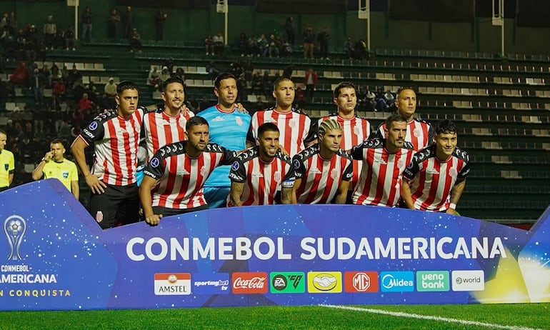 Juan Espínola, el arquero paraguayo de Barracas Central, en la formación previa al partido junto a sus compañeros.