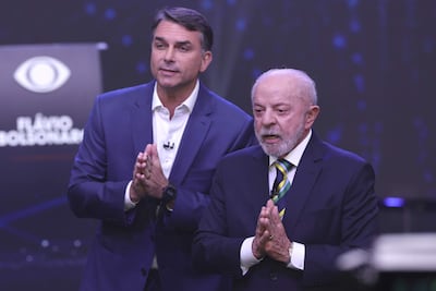 El presidente de Brasil y candidato a la reelección, Luiz Inácio Lula da Silva (d), y el opositor Flávio Bolsonaro, participan en el primer debate de cara a la segunda vuelta de las elecciones presidenciales.
