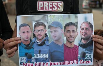 Al menos siete personas, incluidos cinco miembros del equipo de Al Jazeera, murieron en un ataque israelí contra su carpa ubicada frente al Hospital Al Shifa de Gaza, en la noche del 10 de agosto de 2025.