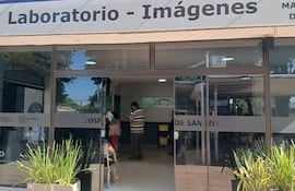 Funcionarios del Hospital de Calle´í, según las denuncias, cortan las filas de los pacientes que van para hacerse sus análisis clínicos.