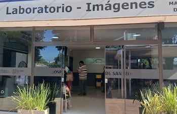 Funcionarios del Hospital de Calle´í, según las denuncias, cortan las filas de los pacientes que van para hacerse sus análisis clínicos.