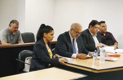 Ángel Luis Fariña Alegre (remera gris) y Ángel Marcelo Pintos Arévalos (con saco y camisa), enjuiciados como presuntos miembros de una red de trata de personas.