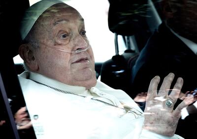 El papa Francisco al retirarse ayer domingo del hospital Gemelli, en Roma, donde estuvo más de un mes internado.