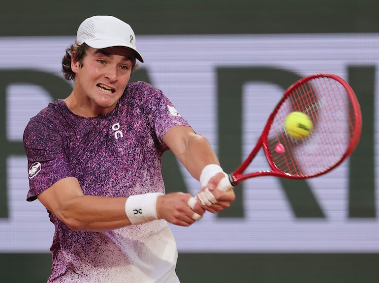 Paris (France), 31/05/2026.- Joao Fonseca of Brazil during his Men's 4th round match against Casper Ruud of Norway at the French Open Grand Slam tennis tournament at Roland Garros in Paris, France, 31 May 2026. (Tenis, Abierto, Brasil, Francia, Noruega) EFE/EPA/TERESA SUAREZ