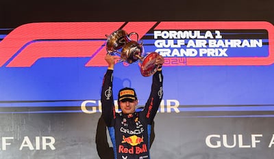Max Verstappen (26 años) levanta el trofeo conseguido ayer.