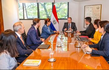El ministro de Economía y Finanzas, Carlos Fernández Valdovinos (cabecera de la mesa) en la reunión mantenida con analistas de Moody's (foto del MEF).