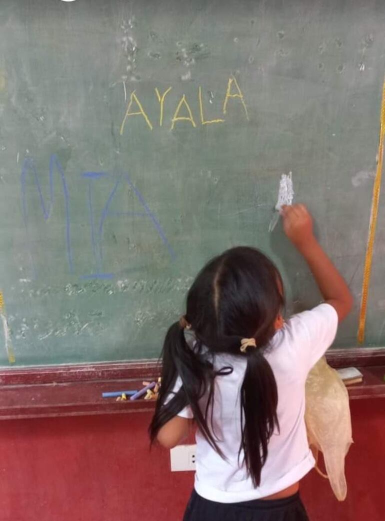 Niña escribe en la pizarra en una escuela indígena del interior.