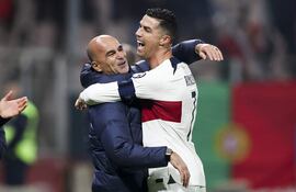 Roberto Martínez, seleccionador nacional de fútbol de Portugal, y su jugador Cristiano Ronaldo (der.) celebran un gol durante el partido de clasificación para la UEFA EURO 2024.