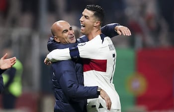 Roberto Martínez, seleccionador nacional de fútbol de Portugal, y su jugador Cristiano Ronaldo (der.) celebran un gol durante el partido de clasificación para la UEFA EURO 2024.