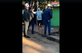 Captura del video donde se ve la agresión del hombre de remera blanca a un funcionario de la ANDE.
