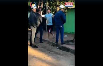 Captura del video donde se ve la agresión del hombre de remera blanca a un funcionario de la ANDE.