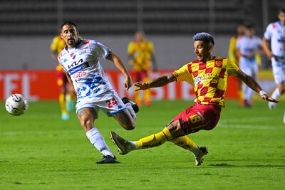 El mediocampista de El Nacional Jhon Santacruz (L) y el defensor de Aucas Juan Cruz González (R) luchan por el balón en el partido de fútbol de primera fase de la Copa Libertadores entre Aucas y El Nacional en el estadio Gonzalo Pozo Ripalda de Quito el 8 de febrero de 2024.
