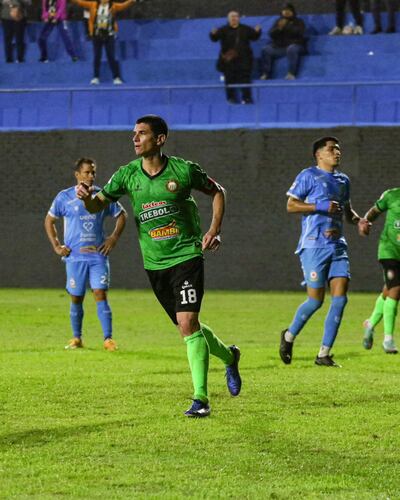 El atacante ñiense, César Rodrigo Villagra Olmedo (36 años), celebra uno de los dos tantos que convirtió el el triunfo albiverde en La Chacarita. (Foto: @IntermediaAPF)
