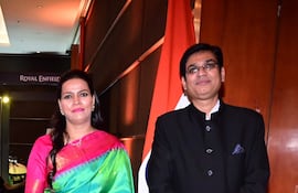 Piyush Singh (d), embajador de India en Paraguay y su esposa, Priyanka Singh.