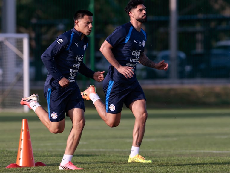 Diego Gómez y Omar Alderete intensifican el paso en el entrenamiento de hoy en Ypané.