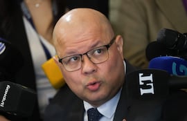 El ministro de Economía y Finanzas, Óscar Lovera, habla durante la presentación del proyecto de ley del Presupuesto General de la Nación 2027, EFE