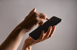 Cerrar aplicaciones en el celular, imagen ilustrativa.