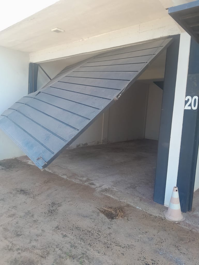 Así quedo el portón del motel que fue dañado por el detenido.