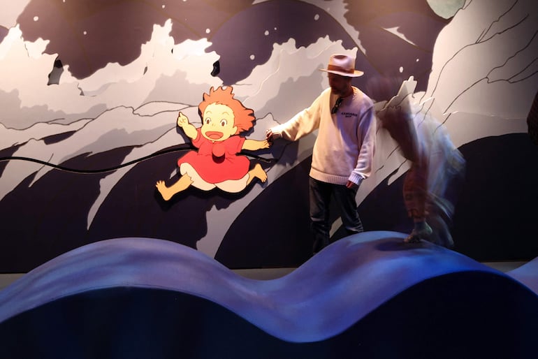 Un padre y su hijo juegan con un personaje animado durante la presentación para medios de PONYO de Studio Ghibli en el Academy Museum, en Los Ángeles, el 12 de febrero de 2026.