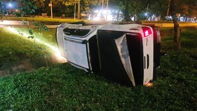 La camioneta volcó aparatosamente en el paseo central entre la avenida Monseñor Rodríguez y la Ruta PY02.