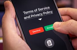 Pocos usuarios leen las políticas de privacidad de las aplicaciones, por lo que no son conscientes de la cantidad de datos personales que están siendo recopilados. Foto: hodim-shutterstock, facilitada por Journalistic.org.