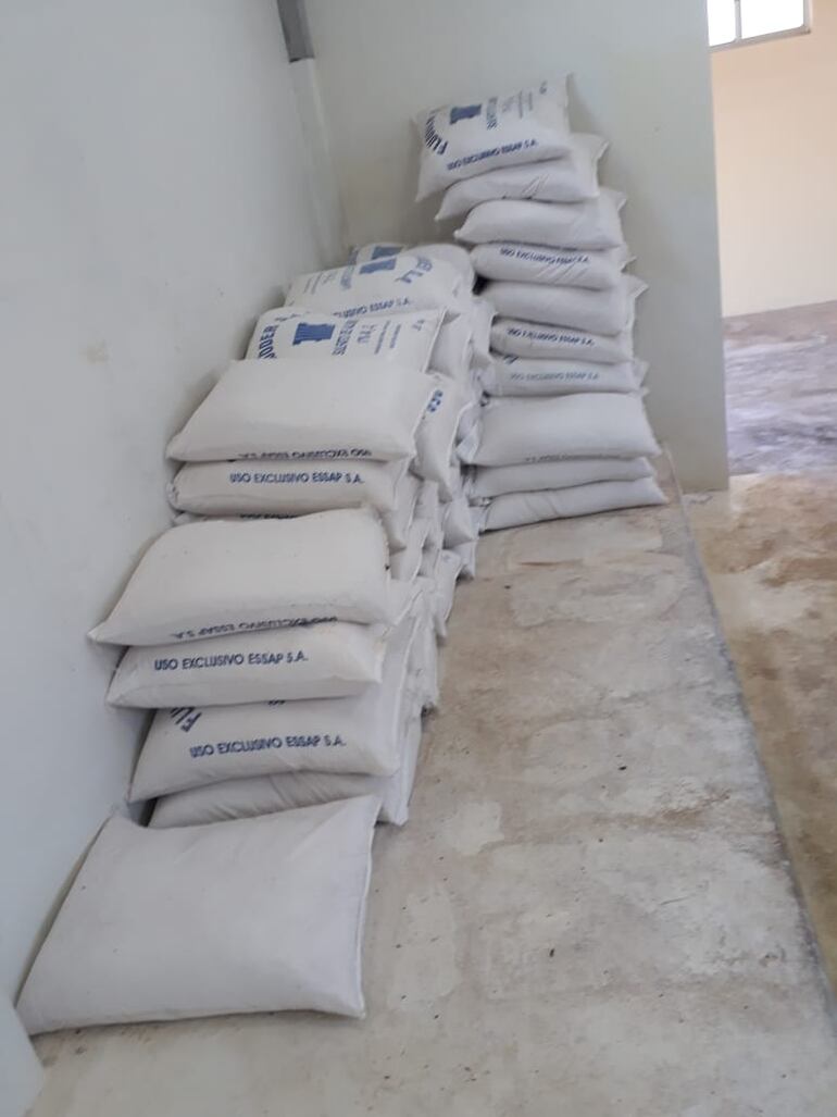 Supuestas bolsas con insumos existentes en el sitio.