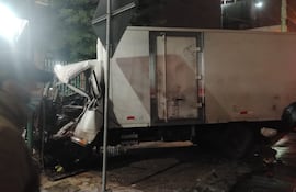 Así quedó el vehículo cuyo conductor falleció tras ser embestido por un camión cisterna, en la ruta Acceso Sur.