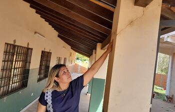 La directora del turno tarde de la escuela Puerta del Sol de San Antonio, Alice Brítez, muestra las grietas en la estructura de la institución.