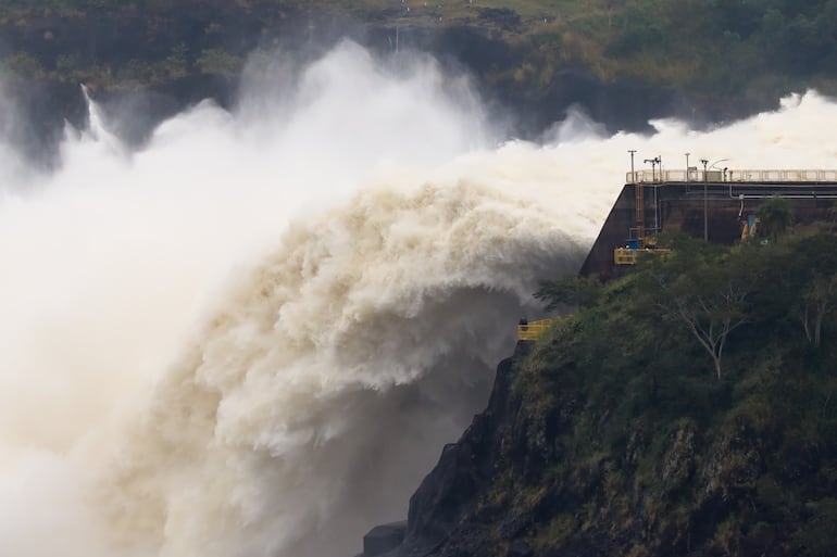 Compuertas del vertedero de Itaipú seguirán abiertas: hasta cuándo y por qué - Economía