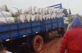 Un camión que transportaba bolsas de cloclos quedó estancado en el crarco de un camino vecinal que une los municipios de Yrubucuá y Guajayví