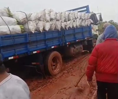 Un camión que transportaba bolsas de cloclos quedó estancado en el crarco de un camino vecinal que une los municipios de Yrubucuá y Guajayví