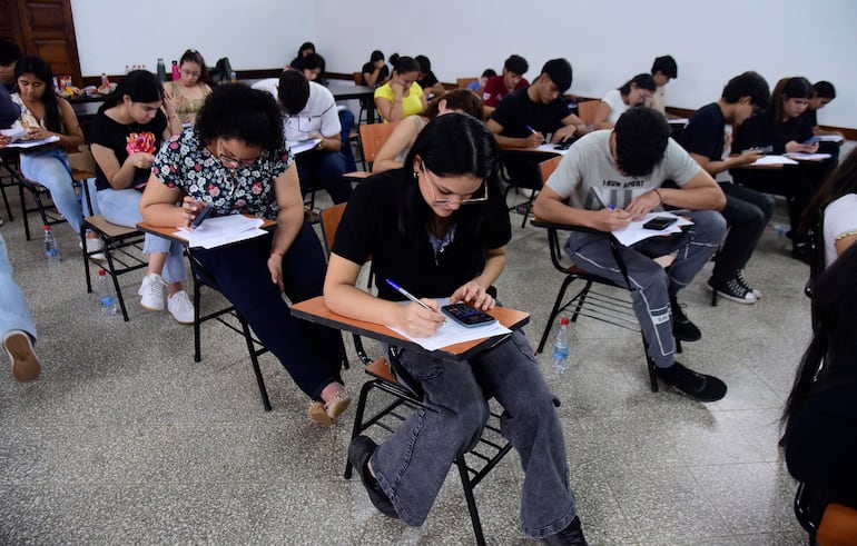 Estudiantes de todo el país asisten a las aulas de la UNA en San Lorenzo.
