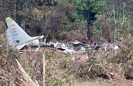 Fotografía que muestra el avión Hércules C-130 de la Fuerza Aérea Colombiana (FAC) accidentado este lunes, en Puerto Leguizamo (Colombia). EFE