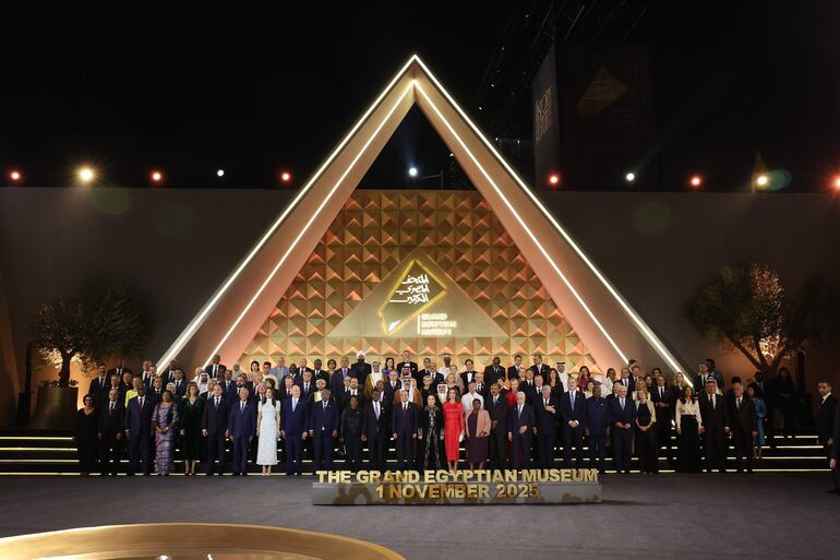  Foto de familia de los jefes de Estado, reyes, reinas y celebridades durante la inauguración oficial del Gran Museo Egipcio (GEM), en Giza, Egipto, el 1 de noviembre de 2025.  