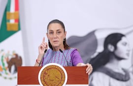La presidenta de México, Claudia Sheinbaum, habla durante una rueda de prensa hoy en el Palacio Nacional de la Ciudad de México (México).