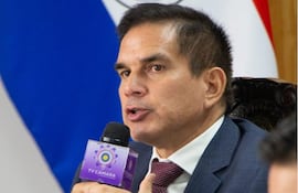 El ministro del MUVH, Juan Carlos Baruja, ante la Mesa Directiva de la Cámara de Diputados.