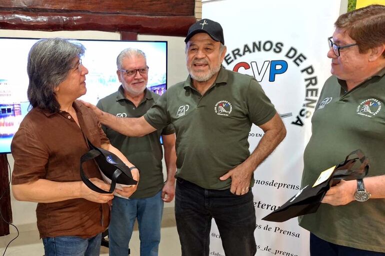 El fotoperiodista Luis Vera recibe agradecimientos para su excelente charla de parte de Rogelio Delgado, secretario general de FAP, Gustavo Rojas, presidente del CVP y Gabriel Cazenave, de ABC Color.