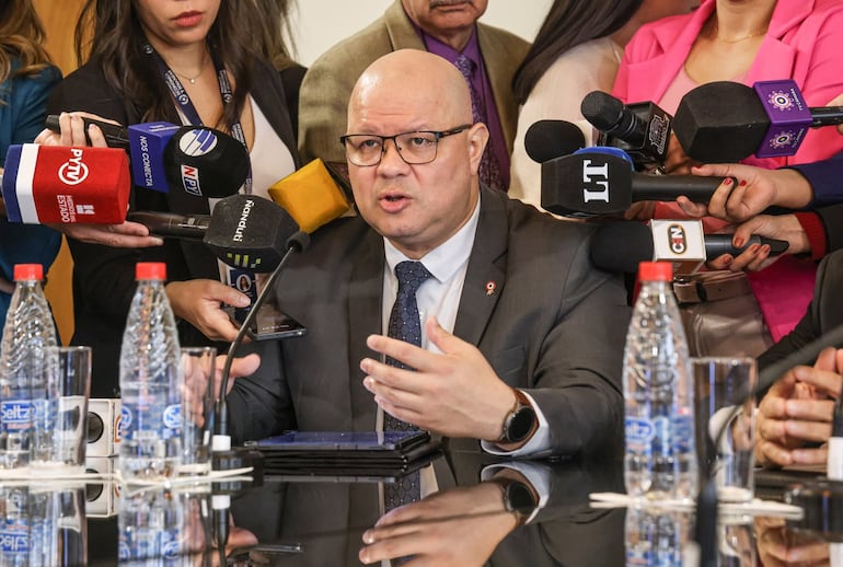 Senador Basilio "Bachi" Núñez, presidente del Congreso; y el ministro de Economía y Finanzas, Carlos Fernández Valdovinos, el año pasado durante la presentación del proyecto de presupuesto 2025 (foto de archivo).