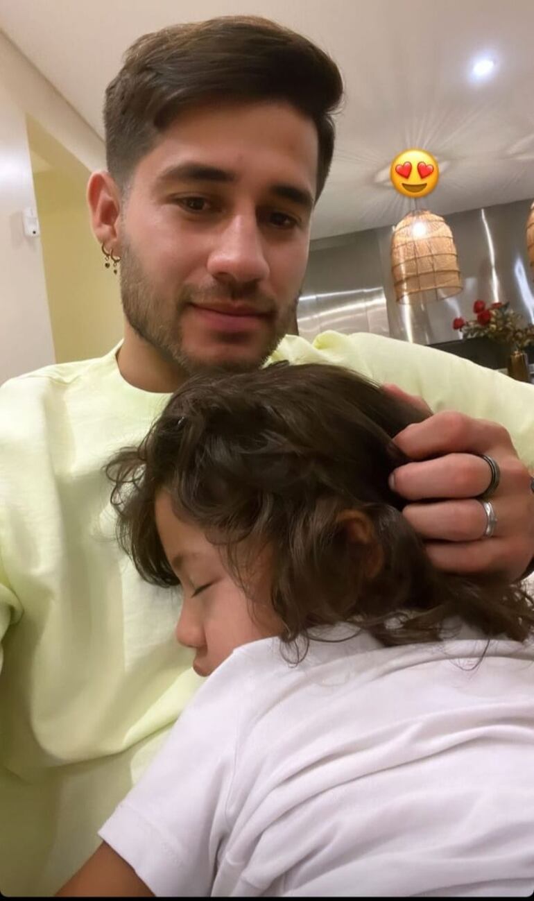 Iván Torres con su pequeño Piero ya dormido, en plena Nochebuena. (Captura de la historia de Instagram de Iván Torres)