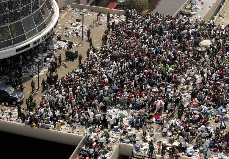 Miles de personas desplazadas por el huracán Katrina esperan autobuses para salir del Superdomo el 2 de septiembre de 2005 en Nueva Orleans, Luisiana.