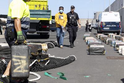 El Grupo Especial de Operaciones (GEO) de la Policía Nacional se ha incautado a unos 1.100 kilómetros de las islas Canarias a un mercante que transportaba unos 6.500 kilos de cocaína y cuyo destino final era el puerto de Vigo. 
