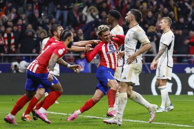 MADRID, 18/01/2024.- El delantero del Atlético de Madrid Antoine Griezmann (3i) celebra su gol, tercero del equipo, durante el partido de octavos de final de la Copa del Rey de fútbol entre Atlético de Madrid y Real Madrid, este jueves en el estadio Cívitas Metropolitano. EFE/Juanjo Martín