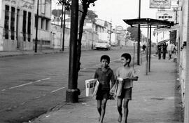 Canillitas, Asunción, Paraguay, 1975. Fotografía de J. M. Blanch