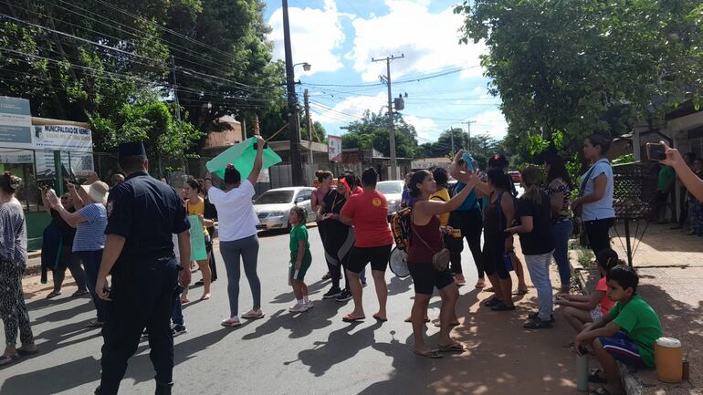 Como medida de protesta por la falta de kits, mamás cierran la calle frente a la escuela Paz del Chaco.