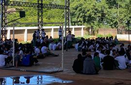 Alumnos del colegio Emilio Johansen siguen con la medida de protesta contra el MEC.