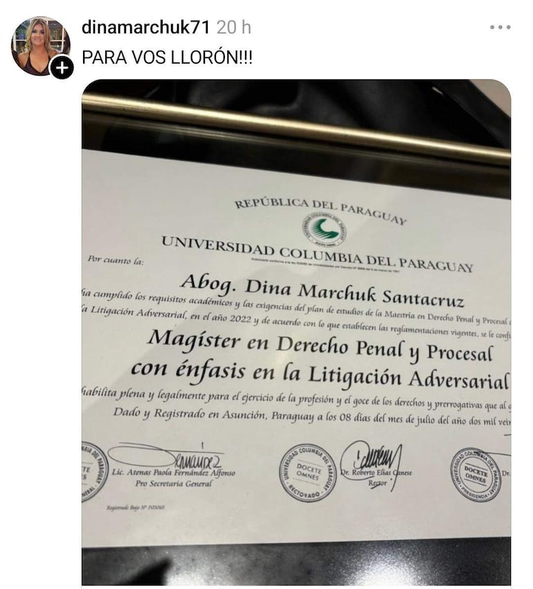Dina Marchuk exhibe su diploma de la Universidad Columbia del Paraguay, con expresión feliz y gestos desafiantes en un ambiente interior.