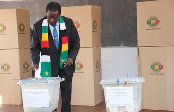 El presidente de Zimbabue, Emmerson Mnangagwa fue declarado vencedor de las elecciones generales celebradas los pasados 23 y 24 de agosto en el país africano con un 52,6 % de los votos, anunció hoy la Comisión Electoral de Zimbabue (ZEC).