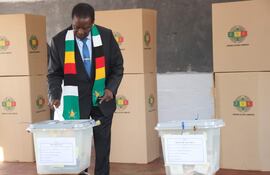 El presidente de Zimbabue, Emmerson Mnangagwa fue declarado vencedor de las elecciones generales celebradas los pasados 23 y 24 de agosto en el país africano con un 52,6 % de los votos, anunció hoy la Comisión Electoral de Zimbabue (ZEC).